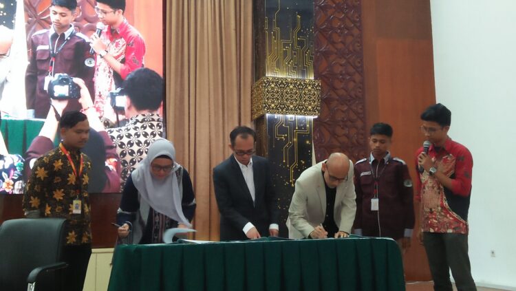 Penandatanganan pakta integritas  berisi isu-isu kemahasiswaan oleh tiga bakal calon rektor UNAND  di Convention Hall UNAND pada Rabu (25/10/2023) 
(Genta Andalas/ Resty Rasyid)
