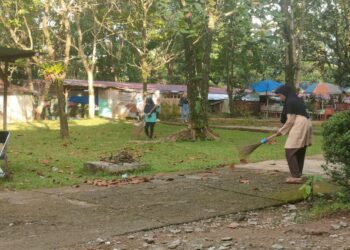 Suasana pagi saat CS UNAND membersihkan halaman gedung kuliah F