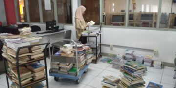 Seorang mahasiswa tengah memililih buku gratis di acara Pekan Library pada Selasa (21/11/2023) (Genta Andalas/ Lara Elisa Putri)