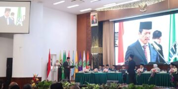 Momen Pembacaan Sumpah Jabatan Rektor baru Universitas Andalas Efa Yonnedi yang dipimpin Ketua MWA UNAND saat Pelantikan dan Serah Terima Jabatan Rektor di Convention Hall pada Senin, (20/11/2023) (Genta Andalas/ Nabila Annisa)