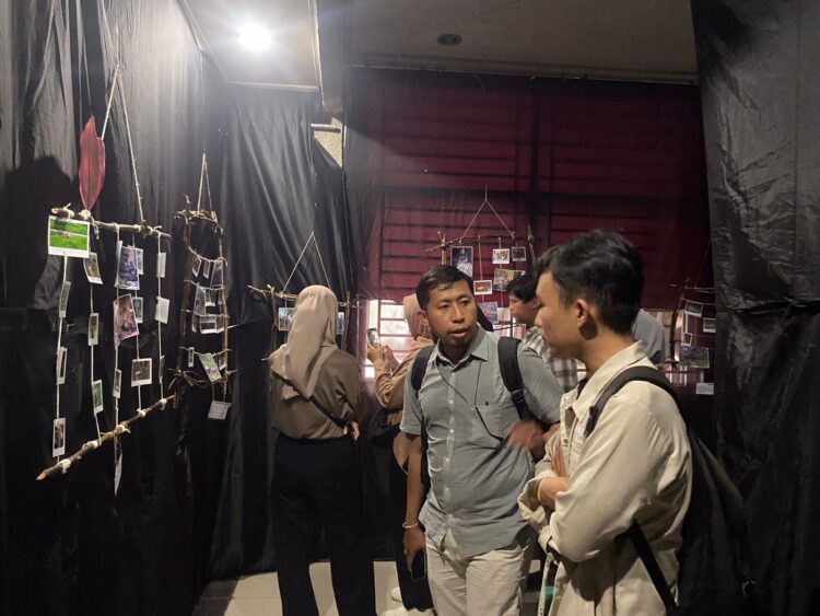 Para pengunjung sedang melihat berbagai foto yang dipamerkan  (Genta Andalas/Nabila Annisa)