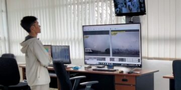 Pemantauan Langsung Secara Visual Gunung Marapi oleh petugas di Pos Pemantauan Gunung Api Marapi yang Terkendala Akibat Cuaca Buruk, Kamis (28/12/2023). (Genta Andalas/ Zulkifli Ramadhani)