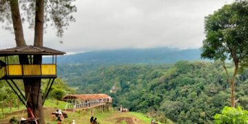Pengunjung sedang Menikmati Indahnya Pemandangan dari Taman Wisata Panorama Baru, Kamis (28/12/2023).