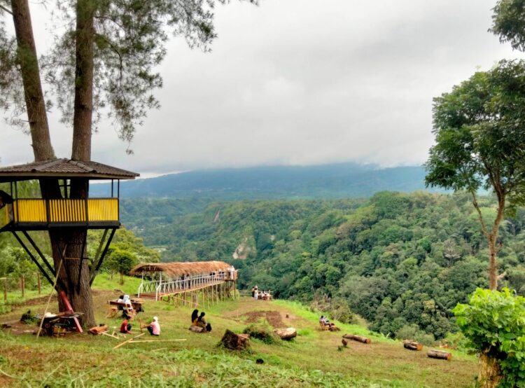 Pengunjung sedang Menikmati Indahnya Pemandangan dari Taman Wisata Panorama Baru, Kamis (28/12/2023).