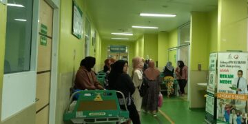 Beberapa pasien diduga keracunan tampak berada di sekitar ruang IGD RS UNAND pada Kamis (14/12/2023). (Genta Andalas/ Haura Hamidah)