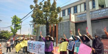 Aksi solidaritas kartu merah untuk Hakim Pengadilan Negeri (PN) Padang pada Selasa (5/12/2023) (Genta Andalas/Bilqis Zehira)