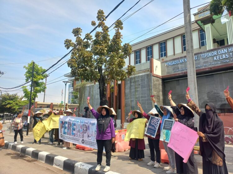 Aksi solidaritas kartu merah untuk Hakim Pengadilan Negeri (PN) Padang pada Selasa (5/12/2023) (Genta Andalas/Bilqis Zehira)