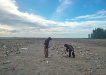 Pantai Cinta yang berteman Sampah   