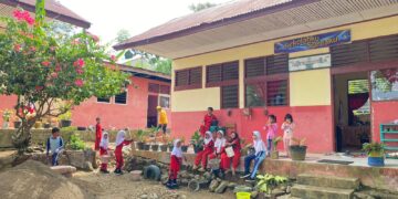 Aktivitas para siswa SDN 57 Air Dingin yang sedang gotong royong membersihkan sekolah  pada Sabtu (27/1/2024)