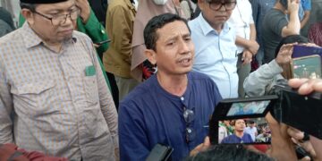 Hary Efendi saat di wawancarai di depan CH dalam Aksi manifesto civitas Universitas Andalas, Jumat (2/2/2024)(Genta Andalas/ Junivermana Yoga)