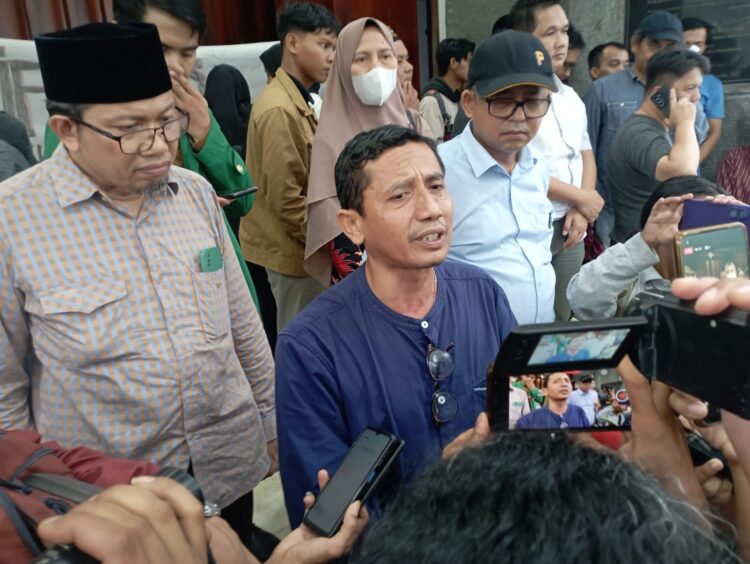 Hary Efendi saat di wawancarai di depan CH dalam Aksi manifesto civitas Universitas Andalas, Jumat (2/2/2024)(Genta Andalas/ Junivermana Yoga)