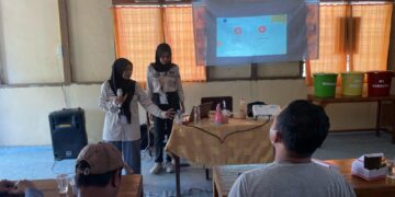 Peragaan alat dan bahan oleh pemateri dalam penyuluhan pembuatan pestisida nabati dari Puntung Rokok di Jorong Padang Laweh, Tanah Datar pada Minggu (4/2/2024). (Genta Andalas/Aliyah Annasya)