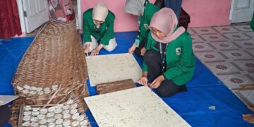 Proses pembuatan kerupuk Picak, di Nagari Minangkabau, Kecamatan Sungayang, Kabupaten Tanah Datar. (Dok. Pribadi)