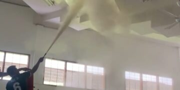 Situasi pemadaman titik api kebakaran di Gedung F1.14 Universitas Andalas pada Sabtu, (24/2/2024). (Dok.Pribadi)