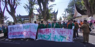 Massa aksi dari Badan Eksekutif Mahasiswa (BEM) Sumatera Barat (Sumbar) melakukan aksi demo di depan Kantor Gubernur pada Senin (26/2/2024) (Gentaandalas/ Lara Elisa Putri)