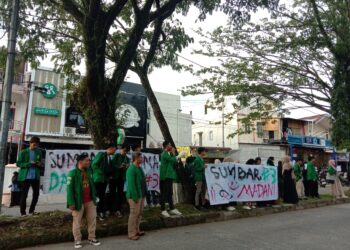Orasi dari Presiden Mahasiswa BEM KM UNAND dalam aksi mimbar bebas evaluasi 3 tahun kinerja Gubernur Mahyeldi-Audy di sentral pendidikan Pasar Baru, Kecamatan Pauh Kota Padang pada Minggu, (25/2/2024). (Genta Andalas/ Zahra Nurul)