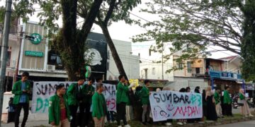 Orasi dari Presiden Mahasiswa BEM KM UNAND dalam aksi mimbar bebas evaluasi 3 tahun kinerja Gubernur Mahyeldi-Audy di sentral pendidikan Pasar Baru, Kecamatan Pauh Kota Padang pada Minggu, (25/2/2024). (Genta Andalas/ Zahra Nurul)