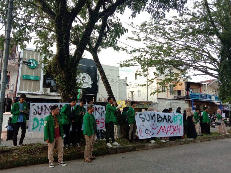 Orasi dari Presiden Mahasiswa BEM KM UNAND dalam aksi mimbar bebas evaluasi 3 tahun kinerja Gubernur Mahyeldi-Audy di sentral pendidikan Pasar Baru, Kecamatan Pauh Kota Padang pada Minggu, (25/2/2024). (Genta Andalas/ Zahra Nurul)