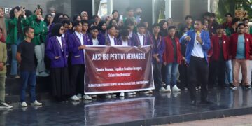 Penyampaian aspirasi oleh koordinator aksi Ibu Pertiwi Memanggil, Hary Efendi yang menjelaskan tujuan aksi sebagai bentuk keprihatinan atas negara Ibu Pertiwi dengan kondisi demokrasinya. (Genta Andalas/ Zulkifli Ramadhani)