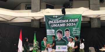 Pemberian hadiah kepada penanya terbaik pada acara Beasiswa Fair UNAND 2024 di Gedung Pusat Kegiatan Mahasiswa UNAND pada Rabu (6/3/2024) (Genta Andalas/Nabila Annisa)