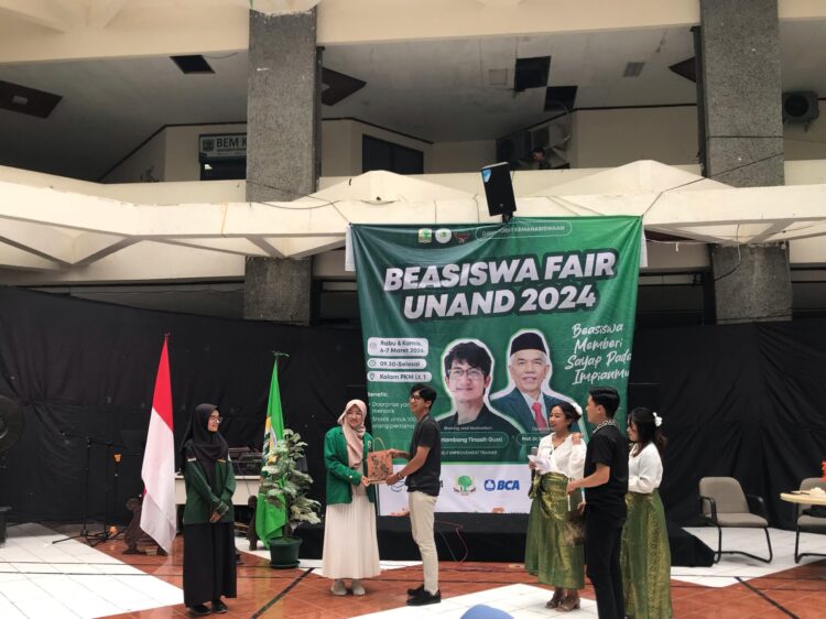 Pemberian hadiah kepada penanya terbaik pada acara Beasiswa Fair UNAND 2024 di Gedung Pusat Kegiatan Mahasiswa UNAND pada Rabu (6/3/2024) (Genta Andalas/Nabila Annisa)