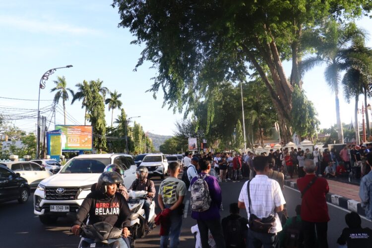 Kondisi kemacetan lalu lintas di depan kantor Gubernur Sumbar di tengah orasi massa aksi Ibu Pertiwi Memanggil. (Genta Andalas/Zulkifli Ramadhani)
