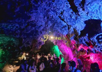 Pemandangan indah GOLAGA yang dihiasi lampu warna-warni dipenuhi oleh pengunjung pada Sabtu, 4/5/ 2024. (Genta Andalas/ Fadhilatul Husni)