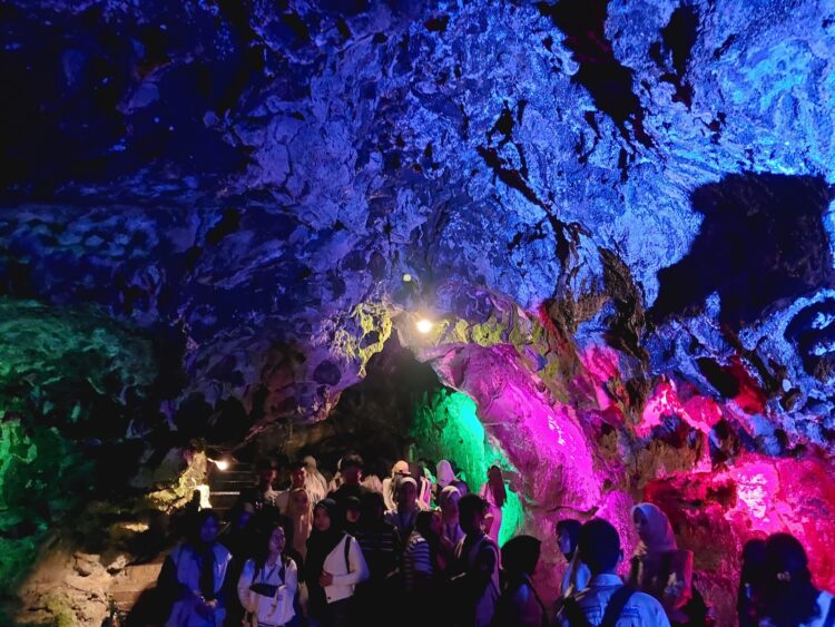 Pemandangan indah GOLAGA yang dihiasi lampu warna-warni dipenuhi oleh pengunjung pada Sabtu, 4/5/ 2024. (Genta Andalas/ Fadhilatul Husni)