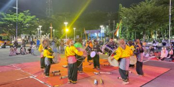 Acara puncak sebuah penampilan Hoyak Tambua oleh mahasiswa jurusan Sastra Minangkabau, FIB, UNAND di Gedung Bagindo Aziz Chan Youth Center pada Sabtu (8/6/2024).
Foto: Zulkifli Ramadhani