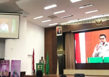 Founder dan Ceo PT Amartha sedang memaparkan materi di hadapan calon wisudawan III di Convention Hall pada Rabu (12/06/2024) (Genta Andalas/Nabila Annisa)