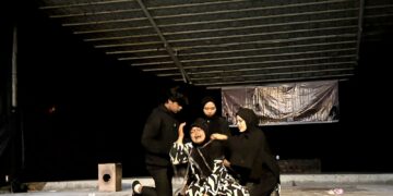 Penampilan panggung puisi dengan judul "Lampu", oleh kelompok 2.  Berhasil membuat penonton takjub dengan penampilan yang sangat ekspresif. Di medan nan balinduang FIB UNAND (22/06/2024)