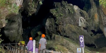 Dua orang pengunjung saat memasuki lokasi wisata Goa Kelelawar Padayo, yang berlokasi di Indarung,  Kota Padang. (Genta Andalas/ Latifah Maratus)