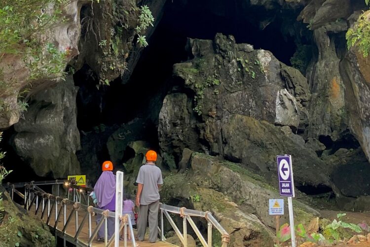 Dua orang pengunjung saat memasuki lokasi wisata Goa Kelelawar Padayo, yang berlokasi di Indarung,  Kota Padang. (Genta Andalas/ Latifah Maratus)