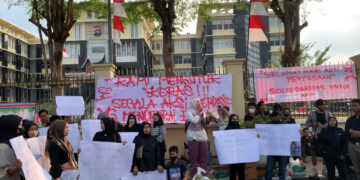 Seruan aksi tuntunan keadilan atas kasus Afif Maulana di depan kantor Polda Sumbar pada Rabu (26/6/2024) (Genta Andalas/Vika Yuliandari)