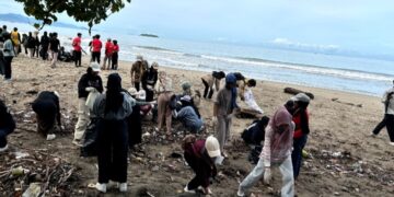 Aksi bersih pantai Kejar Mimpi diikuti oleh beberapa komunitas dan Volunteer di Pantai Pasir Jambak pada Sabtu (1/06/2024) (Junivermana Yoga)