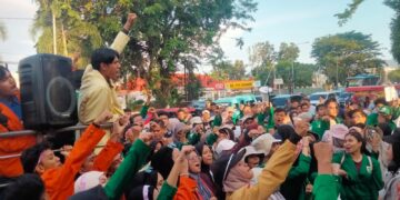 Aksi unjuk rasa mahasiswa aliansi BEM SB di depan Kantor Kepolisian Daerah Sumatera Barat yang menuntut evaluasi kinerja kepolisian polda sumbar dalam momen Hari Bhayangkara, pada Kamis (7/4/2024). (Genta Andalas/ Zulkifli Ramadhani)