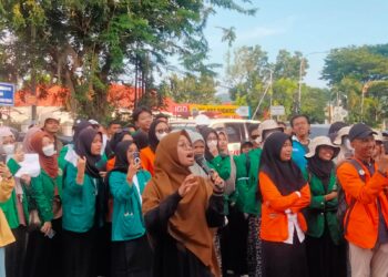 Aliansi BEM SB Lakukan Berbagai Bentuk Aksi Kritik di Depan Kantor Polda Sumbar