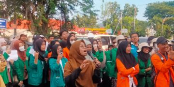 Penyampaian orasi oleh koordinator Forum Perempuan BEM SB dengan berbagai bentuk kritik dan sindiran kepada Polda Sumbar, pada kamis (7/4/2024). Foto: Lara Elisa Putri