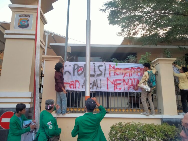 Aliansi BEM SB Lakukan Berbagai Bentuk Aksi Kritik di Depan Kantor Polda Sumbar