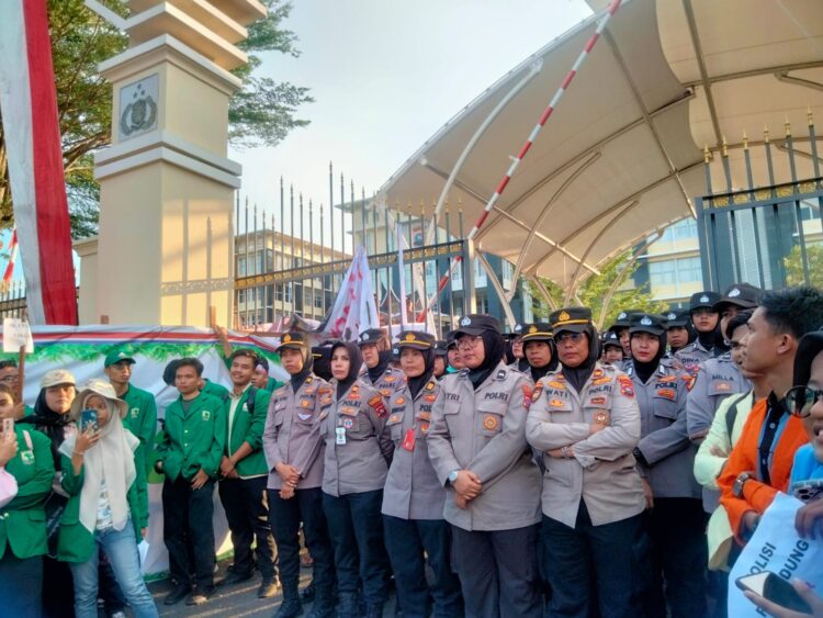 Aliansi BEM SB Lakukan Berbagai Bentuk Aksi Kritik di Depan Kantor Polda Sumbar