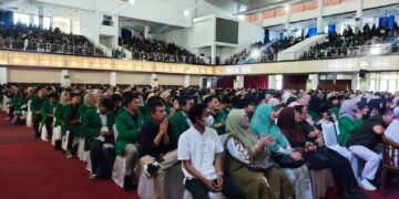 Suasana pelepasan mahasiswa KKN 2024 di Auditorium UNAD pada Jumat (5/7/2024). (Genta Andalas/Zulkifli Ramadhani)