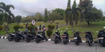Deretan motor terparkir di area terlarang di sekitar Bundaran Universitas Andalas, meskipun sudah ada tanda larangan parkir yang jelas.