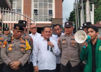 Mahasiswa UNAND Gelar Aksi di PN Padang, Tuntut Kepastian Kasus Korupsi Dana Kemahasiswaan