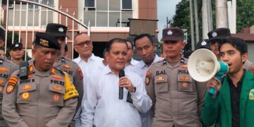 Aksi Demonstrasi Mahasiswa UNAND di Depan Pengadilan Negeri Padang yang Menuntut Penuntasan Kasus Korupsi Dana Kemahasiwaan UNAND, Pada Senin, (11/11/2024). (Genta Andalas/Zulkifli Ramadhani)