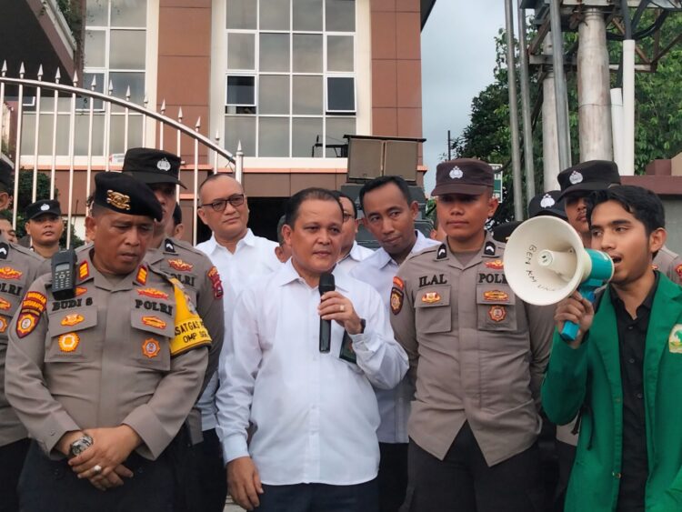 Aksi Demonstrasi Mahasiswa UNAND di Depan Pengadilan Negeri Padang yang Menuntut Penuntasan Kasus Korupsi Dana Kemahasiwaan UNAND, Pada Senin, (11/11/2024). (Genta Andalas/Zulkifli Ramadhani)