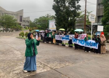 Aksi unjuk rasa BEM KM Unand tolak LGBT di kampus, yang di selenggarakan di depan Fakultas Ilmu Budaya Universitas Andalas, Senin (18/11/2024)