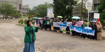 Aksi unjuk rasa BEM KM Unand tolak LGBT di kampus, yang di selenggarakan di depan Fakultas Ilmu Budaya Universitas Andalas, Senin (18/11/2024)