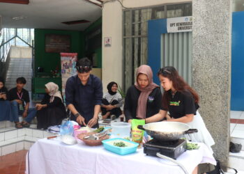 Salah satu peserta Fun Cooking pada acara Rangers Day yang sedang memasak di Kolam PKM UNAND pada Minggu (3/11/2024)