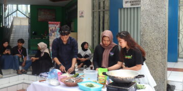 Salah satu peserta Fun Cooking pada acara Rangers Day yang sedang memasak di Kolam PKM UNAND pada Minggu (3/11/2024)