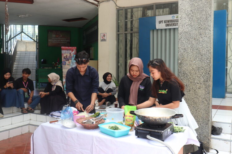 Salah satu peserta Fun Cooking pada acara Rangers Day yang sedang memasak di Kolam PKM UNAND pada Minggu (3/11/2024)